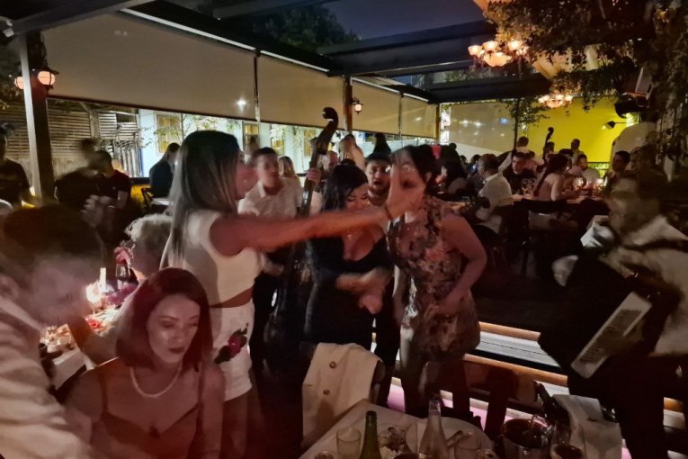 Sandra Afrika na rođendanu kod šminkerke