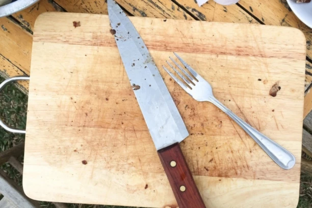 OVAKO NAJBRŽE OČISTITE DASKU ZA SEČENJE: Ovaj predmet može biti leglo BAKTERIJA, a stalno ga preskačemo