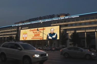NEOBIČAN BILBORD SE POJAVIO U MOSKVI! Osvanula poruka koja će vas nasmejati, tiče se naše zemlje! (VIDEO)