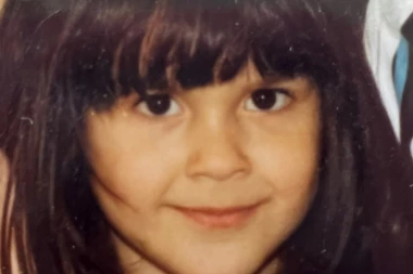 Devojčica sa slike danas je jedna od naših najpopularnijih PEVAČICA: Da li je prepoznajete?