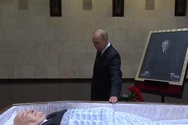 PUTIN NAD KOVČEGOM GORBAČOVA! Šef Kremlja se oprostio od nekadašnjeg vođe SSSR! (VIDEO)