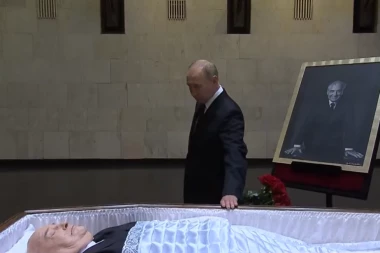 PUTIN NAD KOVČEGOM GORBAČOVA! Šef Kremlja se oprostio od nekadašnjeg vođe SSSR! (VIDEO)