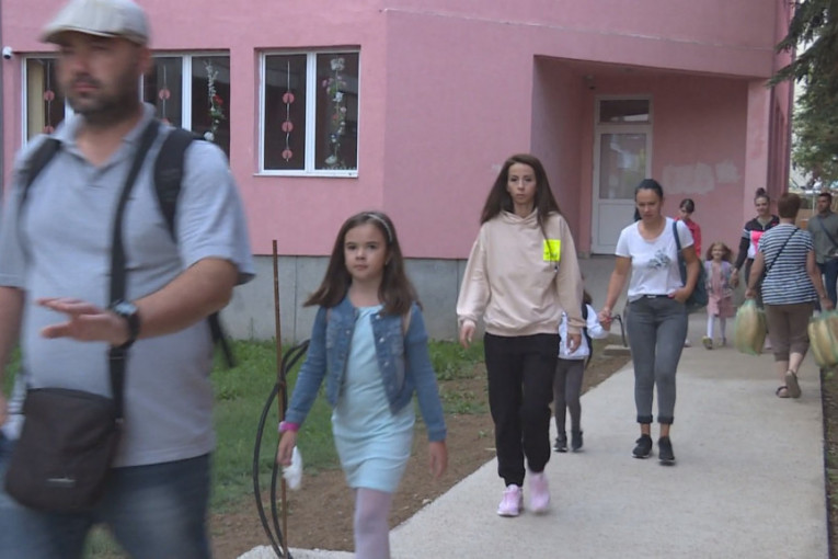 Roditelji vode decu u školu