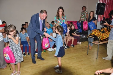 PRVI DAN ŠKOLE NA SAVSKOM VENCU: PREDSEDNIK MILOŠ VIDOVIĆ I MINISTARKA DARIJA KISIĆ POSETILI ŠKOLU “ANTON SKALA” I URUČILI POKLONE!