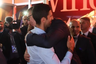 BARAŽNA VATRA NA NOVAKA - HEJTERI PUCAJU IZ SVIH ORUŽJA: Đoković na žestokom udaru zbog srdačnog pozdrava sa Vučićem!