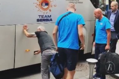 I AUTOBUS SE BOJI NIKOLE JOKIĆA: Nesvakidašnja scena po dolasku reprezentacije Srbije u Prag! (VIDEO)