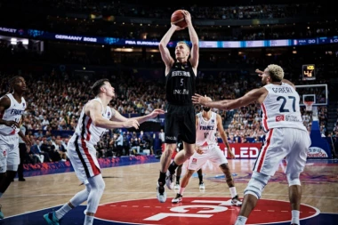 Nemci do nogu potukli nejake Francuze! (VIDEO)