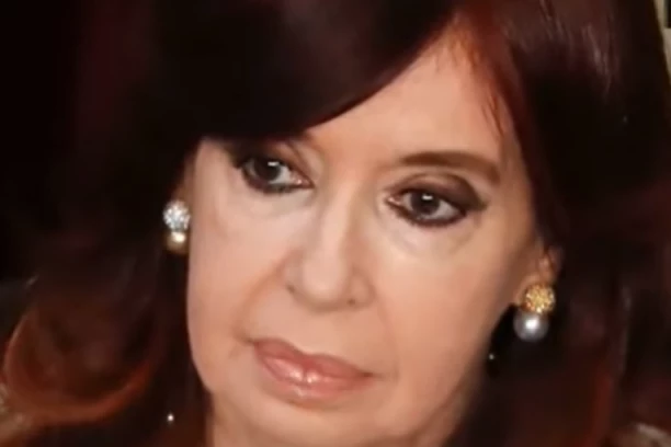 POKUŠAN ATENTAT NA POTPREDSEDNICU ARGENTINE! Za dlaku izbegla SMRT! Pogledajte neverovatnu scenu kako joj napadač upire PIŠTOLJ U LICE! (UZNEMIRUJUĆI VIDEO)