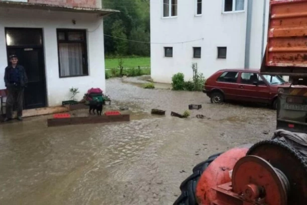 PUSTOŠ POSLE POTOPA U IVANJICI: Kiša neprekidno padala 6 sati, putevi presečeni! (FOTO)