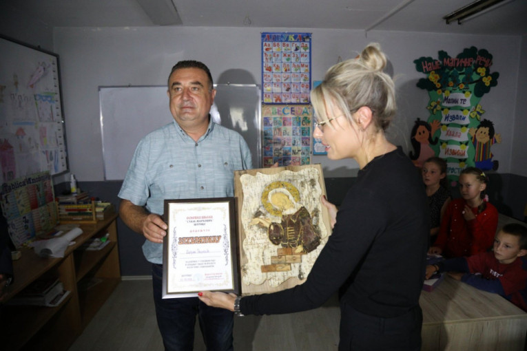 Dajana Paunović dobila na poklon ikonu Svete Ksenije rađenu u drvetu