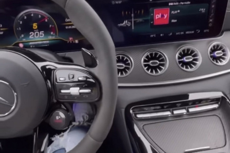 Dara Bubamara divlja za volanom