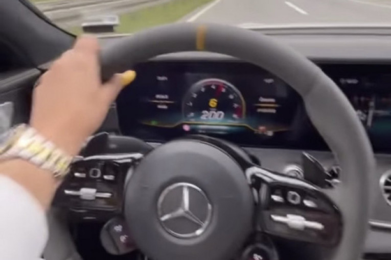 Dara Bubamara divlja za volanom