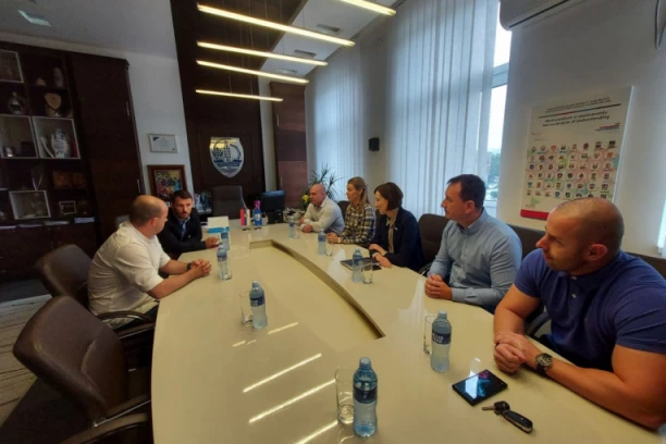 Štefanek i Marinković posetili Trstenik: Svako dete treba prvailno da se razvija i stiče zdrave navike, a najbolji način za takav život je sport! (FOTO)