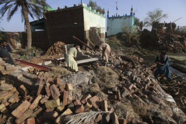 OSMORO MALIŠANA TRAGIČNO NASTRADALI U PAKISTANU: Srušio se krov kuće, najmlađe DETE imalo samo 2 godine!