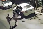 IZBAČENI GOLI IZ AUTOMOBILA: Lopovi oteli vozilo dok je par na zadnjem sedištu imao odnose! (VIDEO)