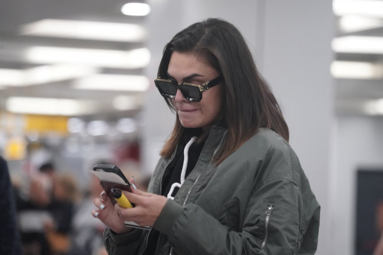 Mina Vrbaški kasni na let