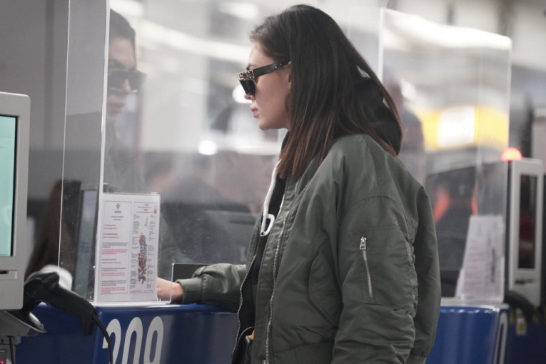 Mina Vrbaški na aerodromu