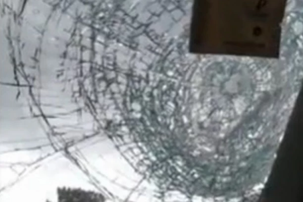 BARSELONU POTUKLO NEVREME: Ogromna količina grada RAZLUPALA šoferku! (VIDEO)