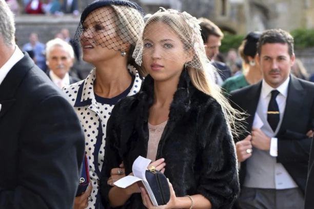 NOVI TREND ZA NOKTE NA NOGAMA IZAZIVA MUČNINU! Prošetala ga je ćerka Kejt Mos, svi su u čudu gledali u njena stopala! (FOTO, VIDEO)