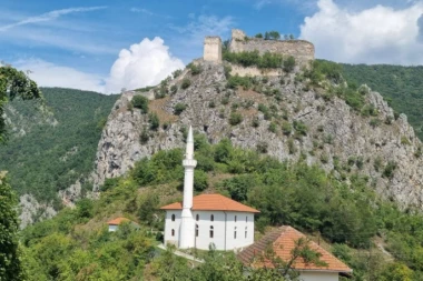 JEDNA JE OD NAJSTARIJIH TVRĐAVA U SRBIJI: Sa nje se motrilo na VELIKU SVETINJU, 8 vekova odoleva ZUBU vremena!