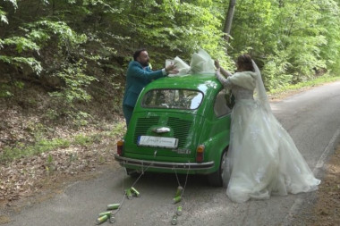 UMESTO LIMUZINE, FIĆA! Tijana i Filip se odvezli na venčanje u legendarnom automobilu: Obeležila nam je taj dan! (FOTO)