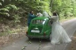UMESTO LIMUZINE, FIĆA! Tijana i Filip se odvezli na venčanje u legendarnom automobilu: Obeležila nam je taj dan! (FOTO)