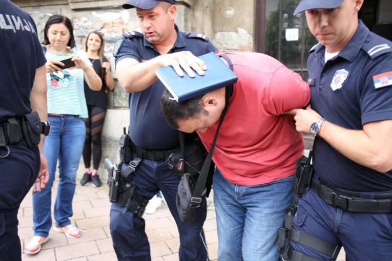 TROJE LJUDI IZBODENO U CENTRU BEOGRADA! Uleteo u zgradu iz koje je ubijen Đinđić, pa nožem tada izbo sledbenike crkve iz koje je izbačen!