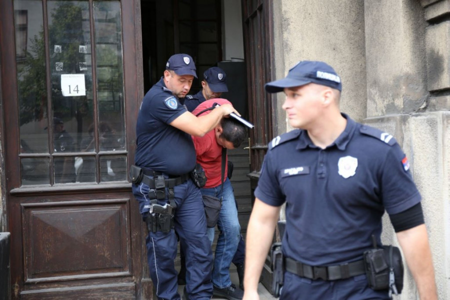 Ilija sa policijom izlazi iz zgrade