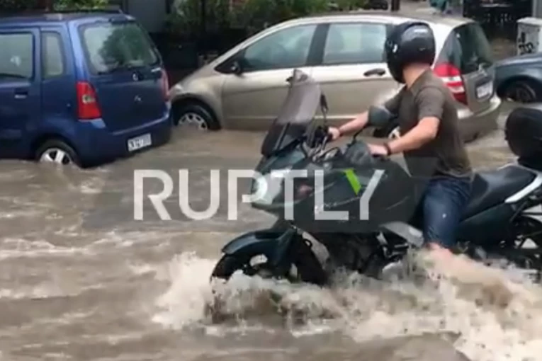 SCENE APOKALIPSE U SOLUNU: Voda došla do pola VOZILA, ulice se pretvorile u REKE! (FOTO)