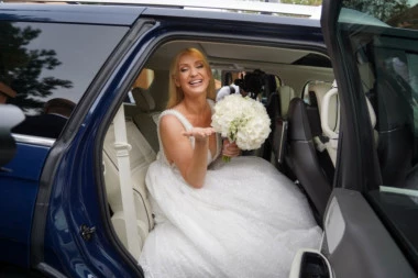 ANJA MIT BLISTA U RASKOŠNOJ VENČANICI: Svadba poznate glumice okupila srpski DŽET SET, a evo kako izgleda MLADOŽENJA! (FOTO)