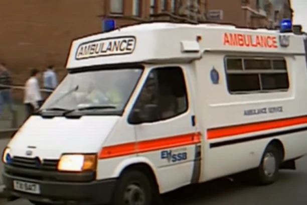 MUŠKARAC NASUMIČNO UBADA NAROD PO ULICI, IMA RANJENIH! Policija izdala hitno naređenje da se ljudi zatvore u kuće! (VIDEO)