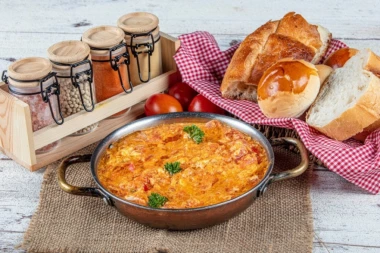 Slično bećarcu, ali još ukusnije! Turski menemen je jelo koje morate probati! (FOTO)