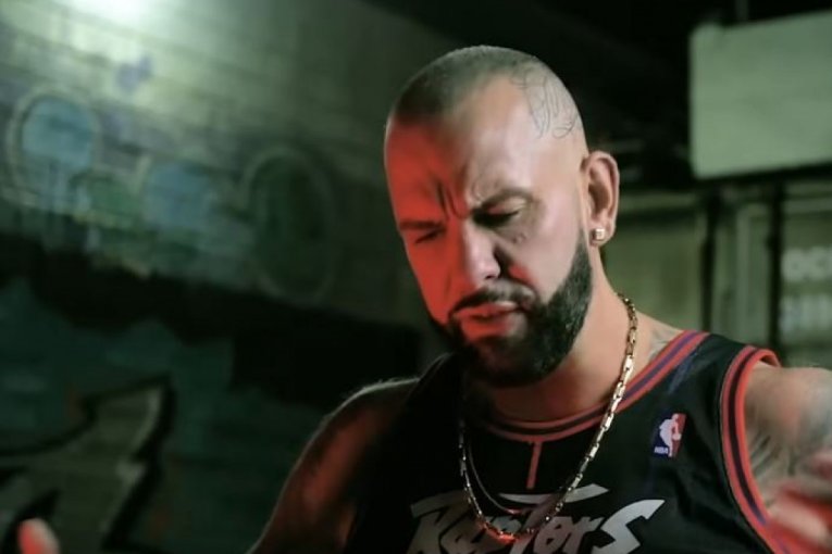 Reper Pet Stej podlegao je povredama nakon napada nožem