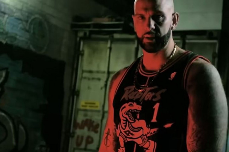 Reper Pet Stej podlegao je povredama nakon napada nožem