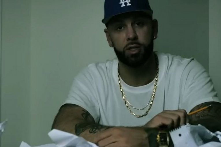 Reper Pet Stej podlegao je povredama nakon napada nožem