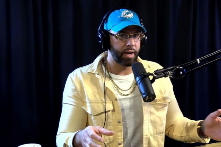 Reper Pet Stej podlegao je povredama nakon napada nožem