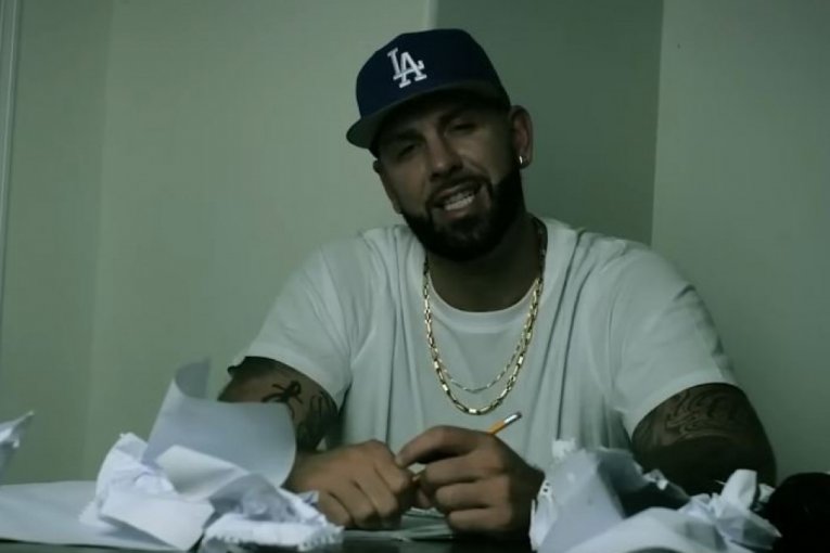 Reper Pet Stej podlegao je povredama nakon napada nožem