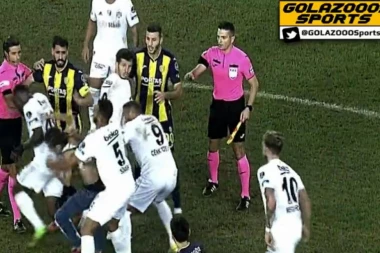 OPŠTA FRKA: Huligan uleteo na teren i kao nindža šutirao fudbalere! (VIDEO)