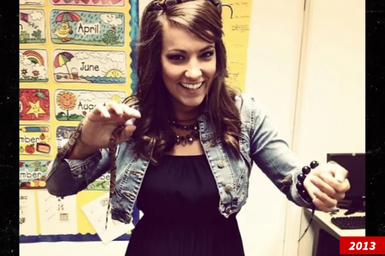 Kortni Tilija kao učiteljica