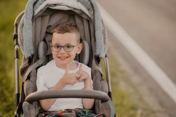 MATIJU JE U ŠKOLI DOČEKAO ŠOK! Dečaku u kolicima dodelili učionicu na spratu: Majka otkrila kako je proveo prvi dan u školi! (FOTO)