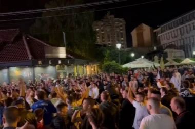 OPŠTA LUDNICA U PAZARU: 5.000 ljudi na dočeku fudbalera - čeka se Zvezda! (VIDEO)