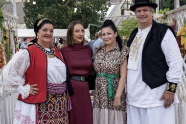 ODRŽAN GASTRO SREM: 500kg brašna potrošeno na sremačke specijalitete od testa – 200kg potrošeno samo na nadlacke, prodato 100kg salčica i 400l pazovačkog zanatskog piva