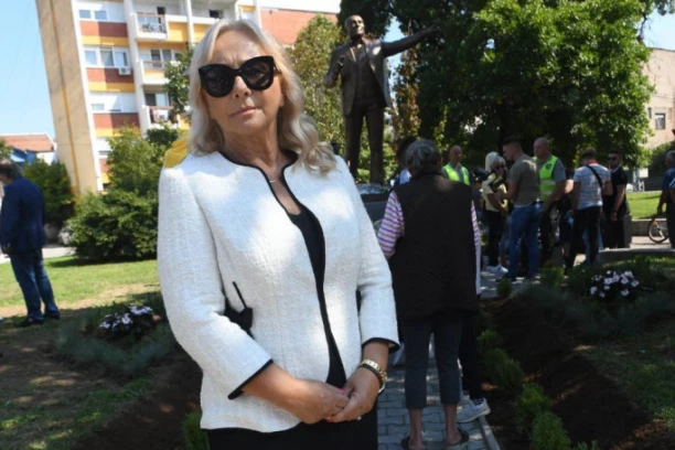 Šabanova UDOVICA ima misterioznog udvarača: Otkriven njegov IDENTITET, godinama je bio pored nje, čak i dok je pevač bio ŽIV! (FOTO)