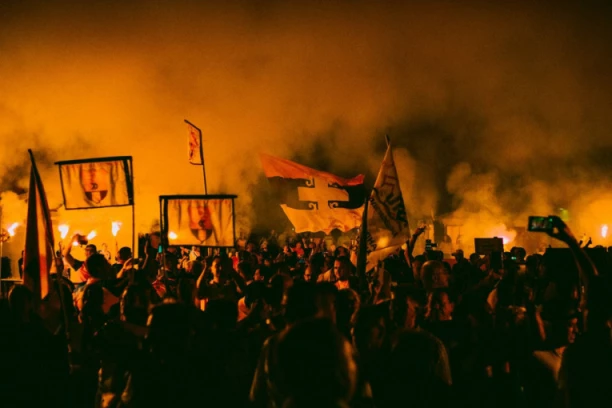 SPEKTAKL U BUDVI, NA IGRAMA VIŠE OD 1.700 SINDIKALACA: Uz vatromet i baklje otvorena 27. Komunalna olimpijada! (FOTO GALERIJA, VIDEO)