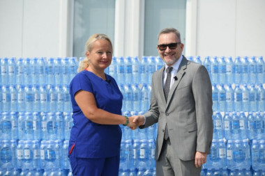NASTAVLjA SE PODRŠKA ZDRAVSTVU: Kompanija NIS donirala vodu «Jazak» bolnici u Batajnici