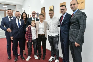 EVO ZBOG KOJE SU FOTOGRAFIJE KURTIJEVI MEDIJI NAPALI MALOLETNU DECU MILANA RADOIČIĆA (FOTO)