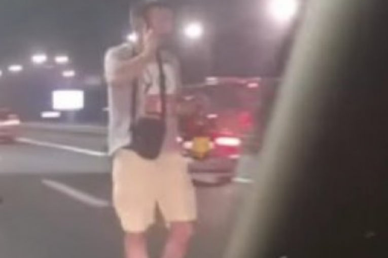 E, ZBOG OVAKVIH NEKO U ZATVORU MOŽE DA ZAVRŠI! Mladić sa flašom u ruci šeta posred auto-puta! Šokantna scena u Beogradu! (VIDEO)