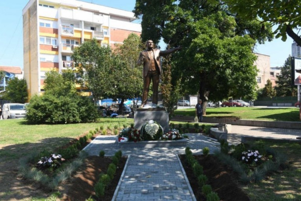 ČIST PROMAŠAJ! Spomenik Šabana Šaulića u Šapcu naišao na KRITIKE: Hasan Dudić razočaran, društvene mreže bruje - ON NIJE OVAKO IZGLEDAO! (FOTO)