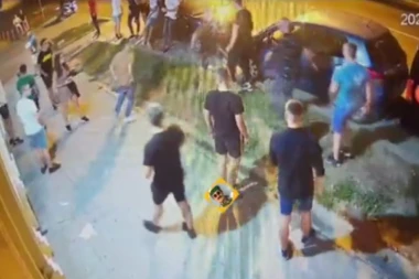 MASOVNA TUČA ISPRED KLUBA U INĐIJI: Jedan jurio za drugim, nadzorne kamere SVE snimile (VIDEO)