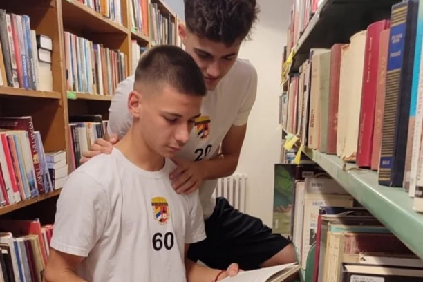 FK Grafičar upisao igrače iz svih uzrasnih kategorija u gradsku biblioteku i usmerio ih ka čitanju i obrazovanju! (FOTO GALERIJA)